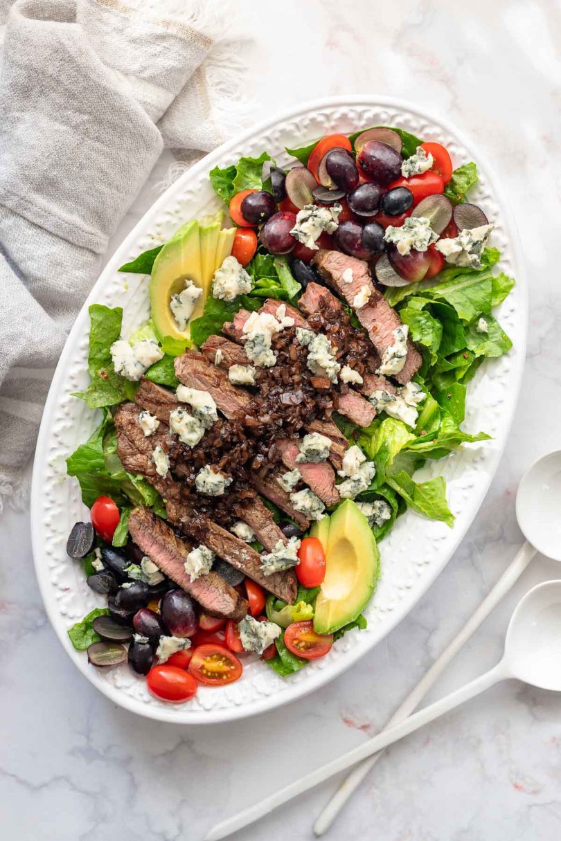 Gegrilltes Steak mit Salat und Balsamico-Glasur