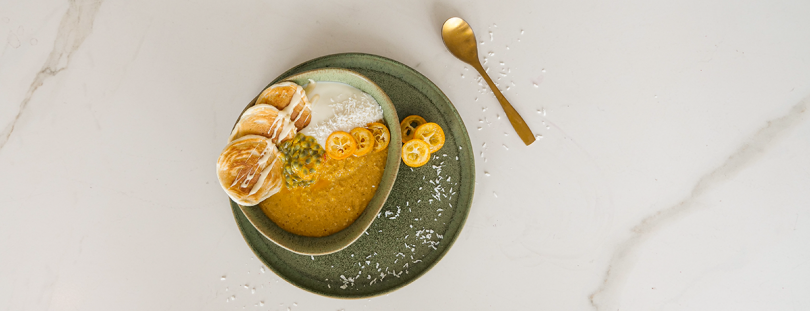 Mango Kurkuma Frühstücksbowl mit Mini Protein Pancakes